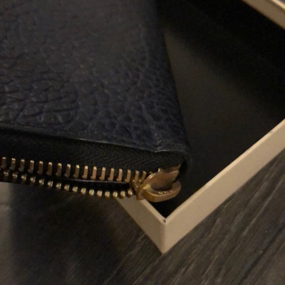 Slightly used navy blue Burberry wallet - Picture 5 of 5